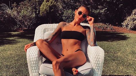 Sophia thomalla provoziert, in talkshows und auf instagram. Sophia Thomalla teilt sexy Throwback-Aufnahme im Bikini | Promiflash.de