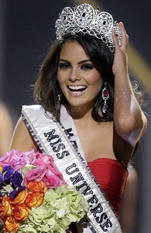 Amelia vega of the dominican republic was crowned by justine pasek of panama as her successor at the end of the event. Gancho: Lookalikes, Miss Mexico Edition