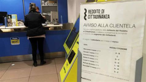 Il reddito di cittadinanza è un reddito erogato a determinate fasce della popolazione in cambio della ricerca di lavoro e di seguire corsi di formazione in sostanza il reddito di cittadinanza è concesso nella misura di 780 euro solo per persone che non hanno lavoro, se si ha un lavoro ma si percepisce. Reddito di Cittadinanza, caos tra importi bassi e navigator