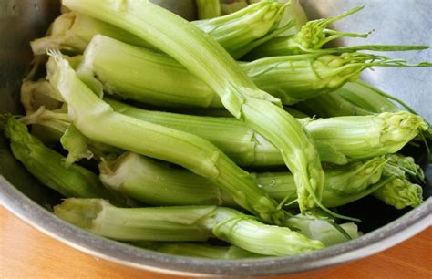 Lavate bene le puntarelle (punte della cicoria amara), scartando con un coltellino le foglie verdi e le parti più dure. Come si fanno le puntarelle | DeAbyDay