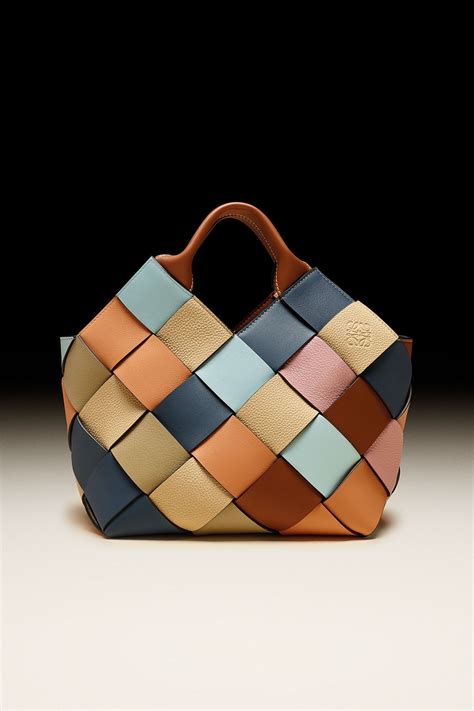 Loewe выпустили новую серию плетеных экологичных сумок | Vogue Russia