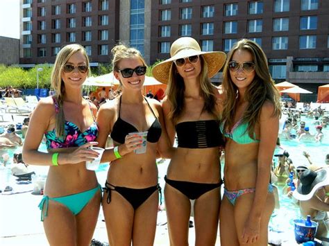 This dude has the best job in the world. College Girls Are The Best Reason To Stay In School (40 pics)