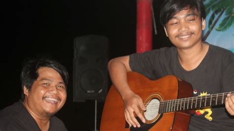 Jul 15, 2021 · simak chord gitar dan lirik lagu kemesraan dari penyanyi legendaris, iwan fals. Kemesraan (cover iwan fals - kemesraan) - YouTube