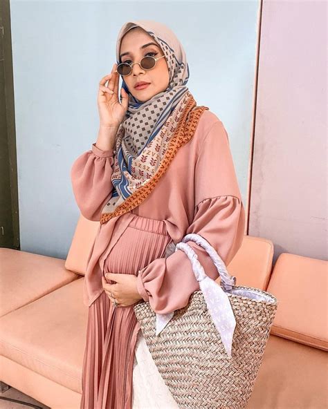 Zaskia sungkar yang juga membintangi iklan produk bank muamalat ini sekarang. 5 Foto Kehamilan Zaskia Sungkar, Tetap Cantik dan Menawan!
