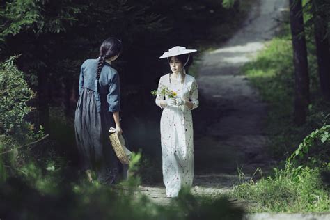 During the credits, the moon on the wall in the background shifts from full to new. The Handmaiden (2016) regia di Chan-wook Park | cinemagay.it