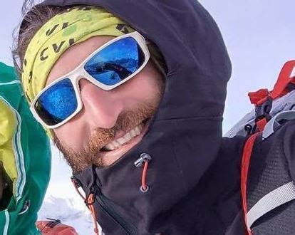 E' emozionato carlalberto «cala» cimenti, l'alpinista torinese di 45 anni conosciuto per le sue imprese impossibili. Cala Cimenti sul tetto del Nanga Parbat. La dedica alla moglie: «Sono sdraiato in cima al mondo ...