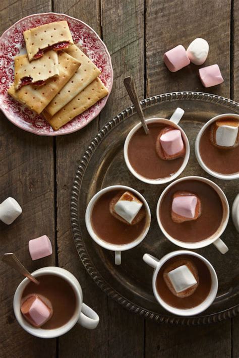 La cioccolata calda è una bevanda dolce a base di latte, cioccolato fondente e zucchero, a cui si possono aggiungere degli addensati, come la fecola o l'amido. Come fare la cioccolata calda fatta in casa: la ricetta ...