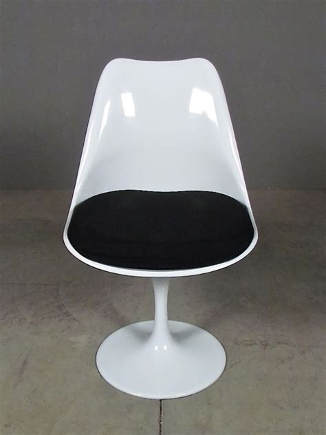 The bases of saarinen tables, like the coordinating tulip chairs, are made of cast aluminum, finished in black, white or platinum. saarinen inspired white tulip chair | redinfred clear the clutter of legs! the pedastal swivel ...