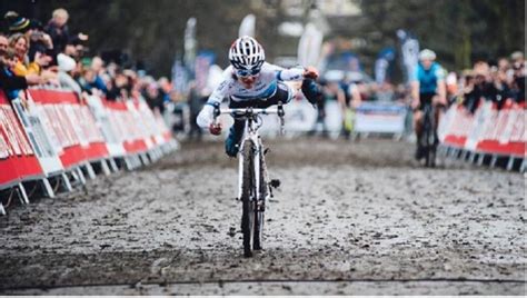 Thomas pidcock of great britain (29) and nino schurter of switzerland (1), behind, competeduring the men's cross country mountain bike competition at the 2020 summer olympics, monday, july. Iedereen wil wonderboy Pidcock, maar wie is hij nu ...