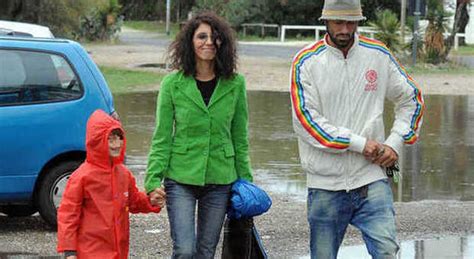 Polemica per l'adozione non riuscita. Giorgia, pomeriggio al mare in famiglia con Manuel e il ...