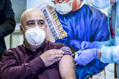 Vaccini covid, la lombardia userà più astrazeneca: Vaccini anti Covid, la Lombardia ha somministrato il 2,7% ...