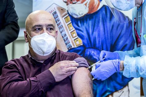 «degli ulteriori 700 mila mila vaccini. Vaccini anti Covid, la Lombardia ha somministrato il 2,7% ...