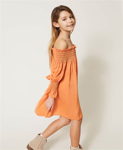 Abiti da cerimonia, casual per il tempo libero o tubino per l'ufficio? Abito off shoulder in georgette