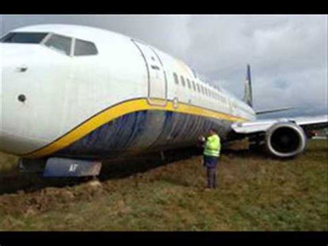It is the world's largest passenger airliner. Accidente de avión II Ryanair 20/09/12 II ESPAÑA - YouTube