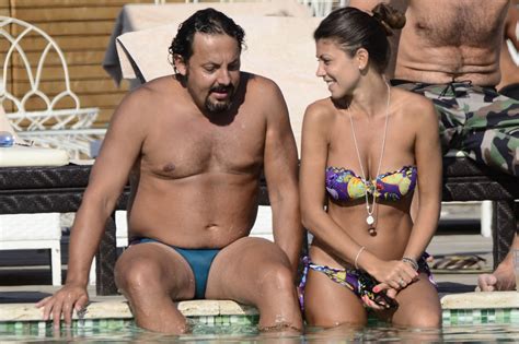 La showgirl flora canto è tra le protagoniste di tale e quale show su raiuno: Enrico Brignano e Flora Canto si rilassano in piscina
