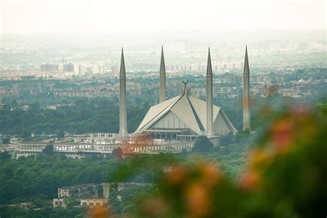 Moschea re faysal di islamabad, pakistan, dell'architetto turco vedat dalokay, finanziata con 130 milioni di riyāl del 1976 (100 milioni € del 2006) del re dell'arabia saudita sebbene il coinvolgimento saudita nell'edificazione di nuove moschee risalga agli anni sessanta , il contributo è diventato realmente importante solo verso la fine. Islamabad in Pakistan: 11 Sehenswürdigkeiten & Tipps