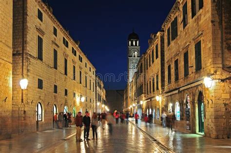 Es ist eines der schönsten und harmonischsten beispiele gotischer und romanischer architektur in dubrovnik. Nachtansicht An Dubrovnik-Stadt Stradun-Straße In Kroatien ...