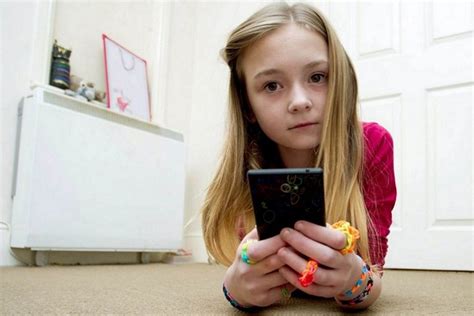 Tenho muitos amigos que se masturbam junto comigo, uns 7 tipo agente senta um do. Menina de 10 anos gasta R$ 7 mil vendo vídeos no YouTube ...