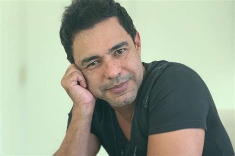 Zezé di camargo was born on august 17, 1962 in pirenópolis, goiás, brazil as mirosmar josé de camargo. Sertanejo Zezé Di Camargo surge se divertindo com neto ...