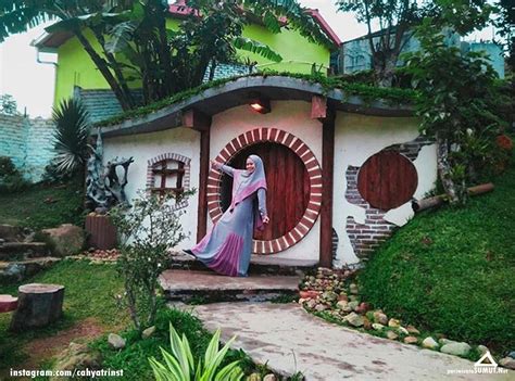 Compare 200+ booking sites worldwide! Rumah Hobbit Paraland Resort / Rumah Hobbit Bandung 2018 ...