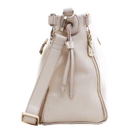 Elizabeth telah bergerak di industri trend sejak tahun 1963 dengan memproduksi tas wanita, tas kerja wanita, tas pria, koper serta dompet. 50+ Top Baru Katalog Tas Elizabeth 2021