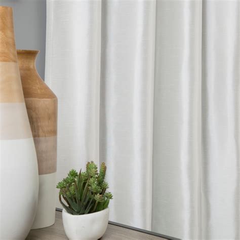 From ceiling light fittings which provide the ambient or main light source within your living room to wall lights, table lamps and floor lamps which provide ample amounts of mood lighting, as well as light necessary for tasks such as. Gardinen Zubehör Gardinen Online Verkauf Faux Seide ...