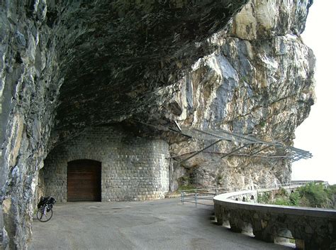 Im tagesdurchschnitt wird sie von 16'000 fahrzeugen befahren, in der ferienzeit sind es bedeutend mehr. Enjoy Your Bicycle