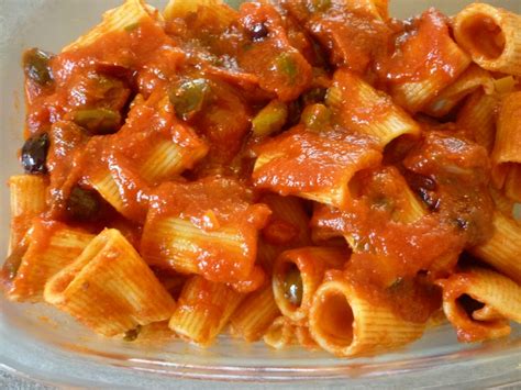 Inediti formati di pasta, i segreti dell'arte pastaia ed il grano aureo 100% italiano. Maccheroni al sugo con pancetta, olive e capperi - Mimì e Cocò
