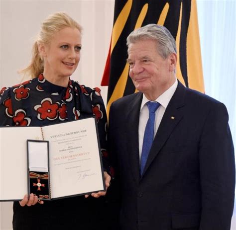 For outstanding social engagement eva and klaus herlitz received the bundesverdienstkreuz (order of merit of the federal republic of germany) medal on january 17, 2019. Barbara Schöneberger mit Bundesverdienstkreuz ...