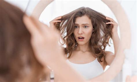 This is a natural state of your hair, and your hair will likely absorb dye better with greasy rather than completely dry or wet hair. Can You Dye Your Hair When It's Greasy?