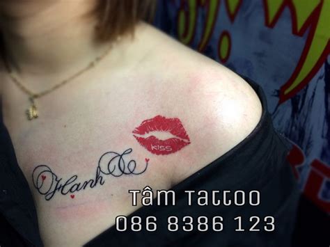 Trong bài viết hôm nay, meta.vn sẽ mang đến bạn bờ vai của nữ là nơi thích hợp để bạn tattoo những hình xăm chữ đẹp. Hình xăm môi đẹp, hình xăm môi, hình xăm nụ hôn, hình xăm ...