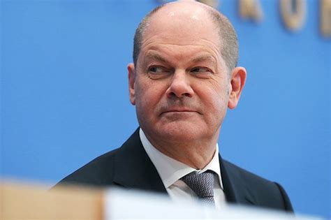 Olaf scholz räumt ein gespräch mit bankchef ein. Cum-Ex-Affäre holt Olaf Scholz ein | Recht | 14.02.2020 ...