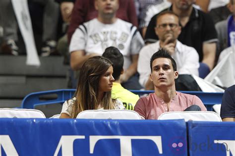 Please note that you can change the channels yourself. Callejón y su novia en el partido de baloncesto Real ...