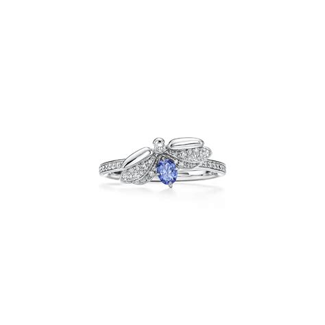 Anello a fiore in platino con diamanti. Tiffany Paper Flowers® diamond and tanzanite firefly ring ...