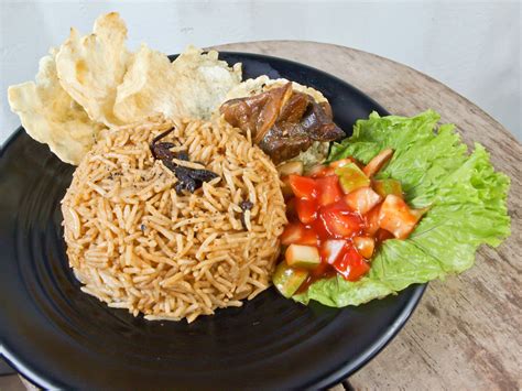 Nasi kebuli memang sangat akrab dengan masyarakat timur tengah. 13 Resep Nasi Kebuli yang Bisa Anda Coba Dirumah