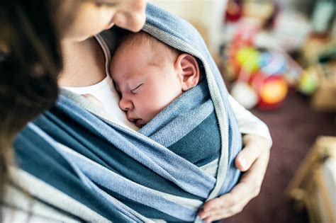 Baby & krabbeln » meilensteine in der babyentwicklung: Babytragetuch - Was ist ein Tragetuch und ab wann kann es ...