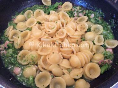 Quando sono cotti, scolarli e lasciare da parte l'acqua per la cottura della pasta. Pasta broccoli e pancetta affumicata. Ricetta passo passo ...