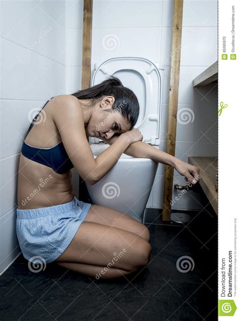 Die tragbaren toiletten oder auch porta potti müssen nach jedem besuch entleert werden. Junge Traurige Und Deprimierte Bulimische Frau, Die ...