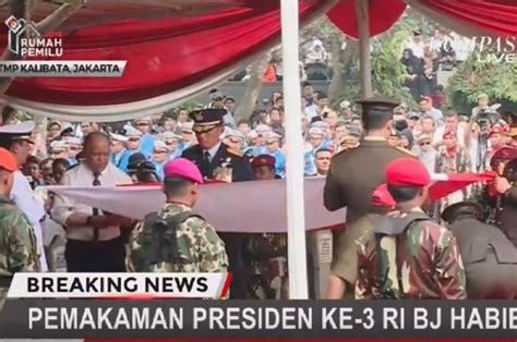 Kami akan melaluinya dengan hati yang gegap gempita. Kumandangkan Adzan di Liang Lahat Ayahnya, Inilah Sosok Ilham Akbar Habibie, Putra Sulung BJ ...