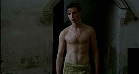 Eddie (taron egerton) nem igazán ügyes, sőt, első ránézésre kifejezetten kétballábasnak tűnik, viszont nagyon lelkes. Favorite Hunks & Other Things: Getting to know Eddie Redmayne