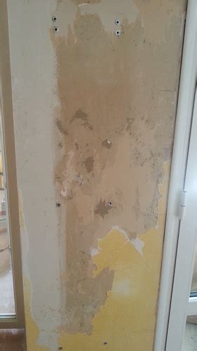 Une cloque sur la bande indique qu'il y avait une bulle d'air lors de l'application de la bande. Rénovation placo dégradé avecmix peinture, papier, platre - 5 messages