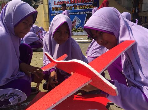 Putra ketiga almarhum, thareq kemal habibie, mengonfirmasi meninggalnya sang ayah. Foto: BJ Habibie Jadi Inspirasi Pelajar Buat Pesawat | Tagar