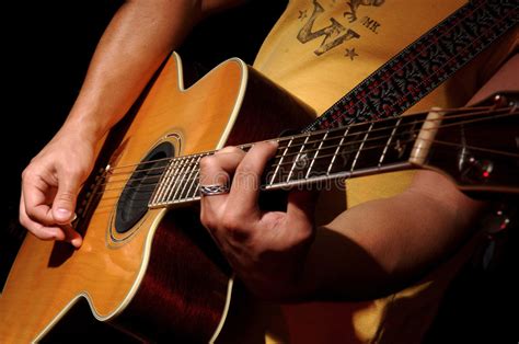 Essa, com grito de é campeão! Desempenho Da Guitarra Acústica Pela Faixa Da Música Foto ...