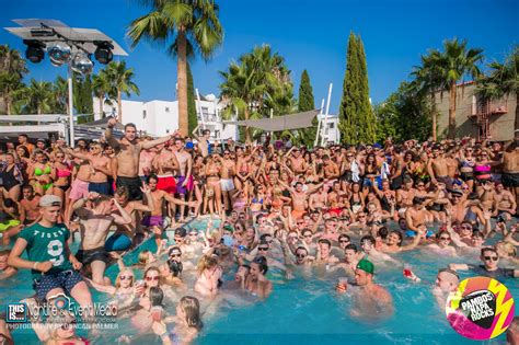 Draußen gibt es ein swimmingpool, der das ganze. PAMBOS NAPA ROCKS POOL PARTY Ayia Napa « Easy Riders ...