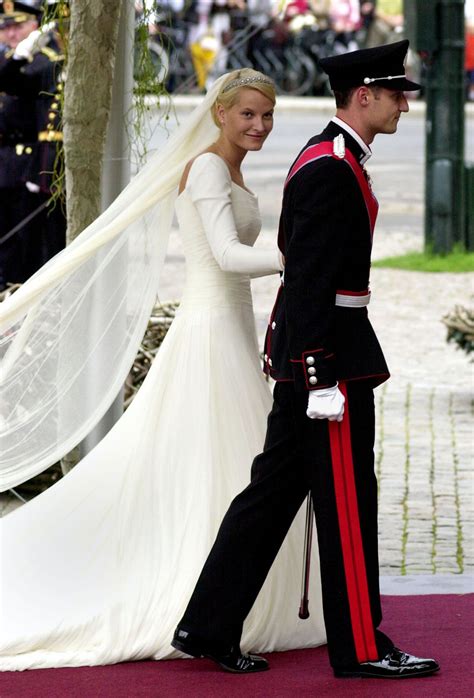 August 2001 vor den traualtar, um dem norwegischen kronprinzen haakon das jawort zu geben. Die schönsten royalen Hochzeitskleider aller Zeiten ...