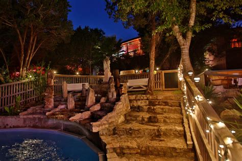 Sleeps 6 · 2 bedrooms · 2 bathrooms. Lost Parrot Cabins - Lake Travis Vacation Rental | LakeTravis