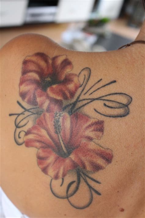 Tattoo vorlage mit schmetterling und hibiskus blumen. Hibiskus Tattoos und Hibiskusbilder