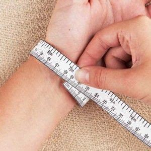 3) refer to the chart below for your wrist size and for the recommended bracelet size, which is based on a comfort fit. Step 2: measure your wrist size. An average size is 7 ...