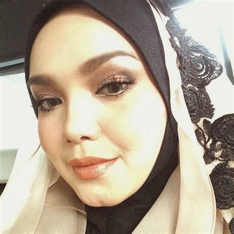 Facebook rasmi untuk mengeratkan silratulrahim dengan semua peminat di seluruh dunia. Gambar Siti Nurhaliza Terbaru - Koleksi Gambar Artis Malaysia