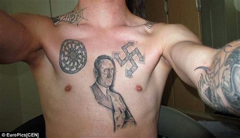 Das tattoo befindet sich unter meinem linken schlüsselbein. Il nazista incastrato dai tatuaggi di Hitler | Giornalettismo